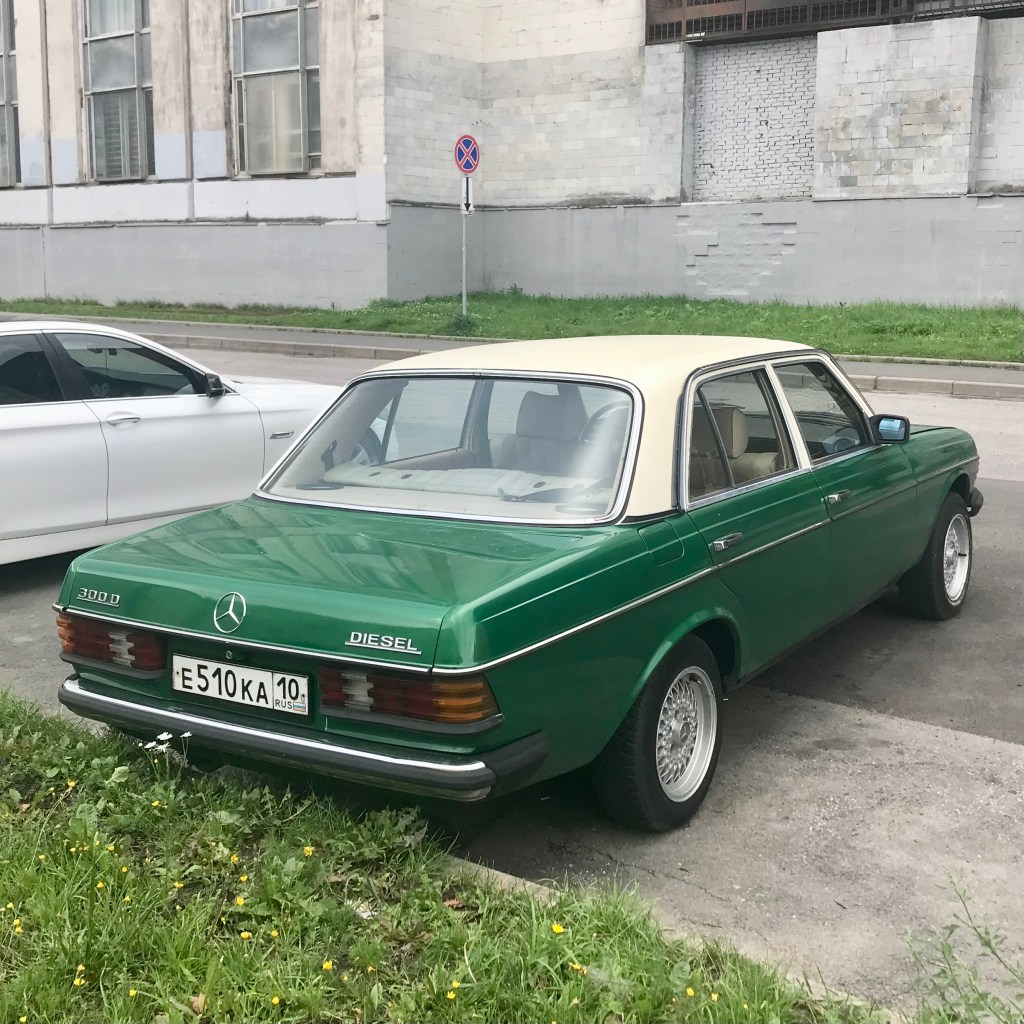 Mercedes-Benz W123 (300D) (1977)